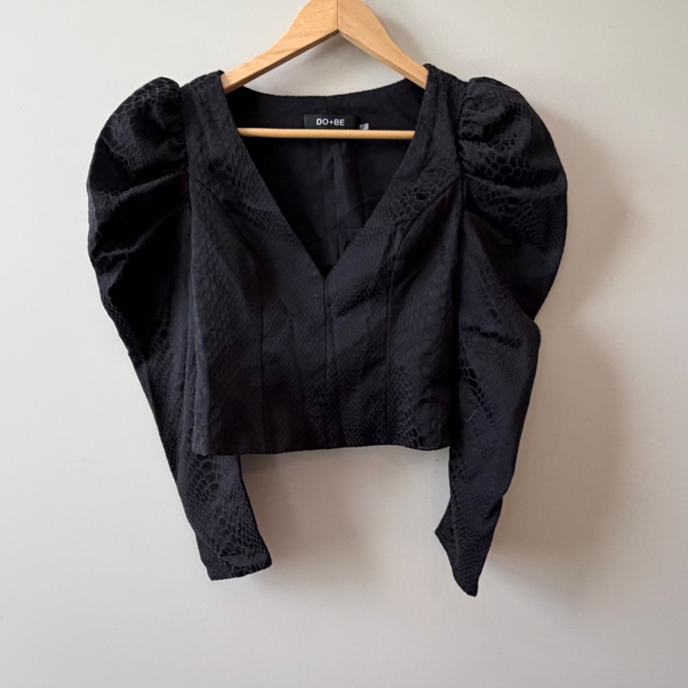 DO+BE Black Snakeskin Embossed Puff Sleeve V-Neck Cropped Blouse Y20731 Small